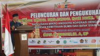 Gubernur Sumatera Barat Mahyeldi meluncurkan Program Koperasi Konsumen (Kokesra) Ekonomi Syariah Roda Dua dan Perlindungan Pekerja Rentan BPJS Ketenagakerjaan Tahun 2023 di Istana Bung Hatta Bukittinggi, Jumat (20/1/2023). (Foto: Ist.)