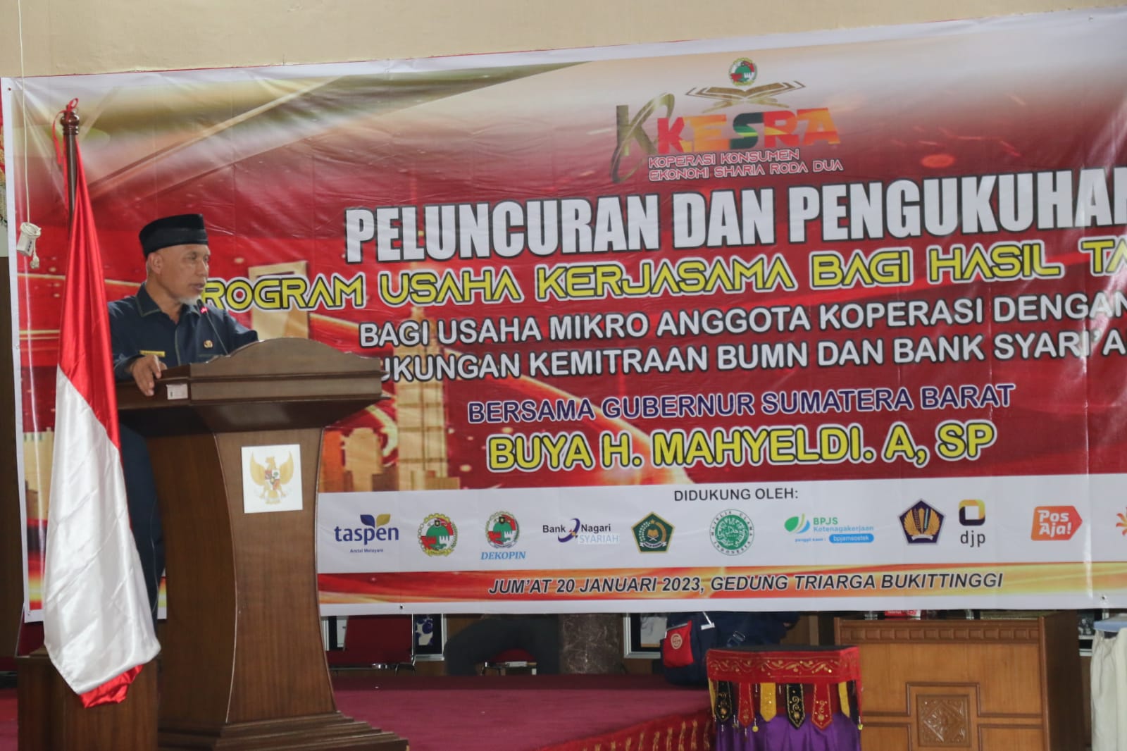 Gubernur Sumatera Barat Mahyeldi meluncurkan Program Koperasi Konsumen (Kokesra) Ekonomi Syariah Roda Dua dan Perlindungan Pekerja Rentan BPJS Ketenagakerjaan Tahun 2023 di Istana Bung Hatta Bukittinggi, Jumat (20/1/2023). (Foto: Ist.)