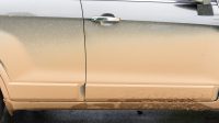 membersihkan mobil setelah banjir