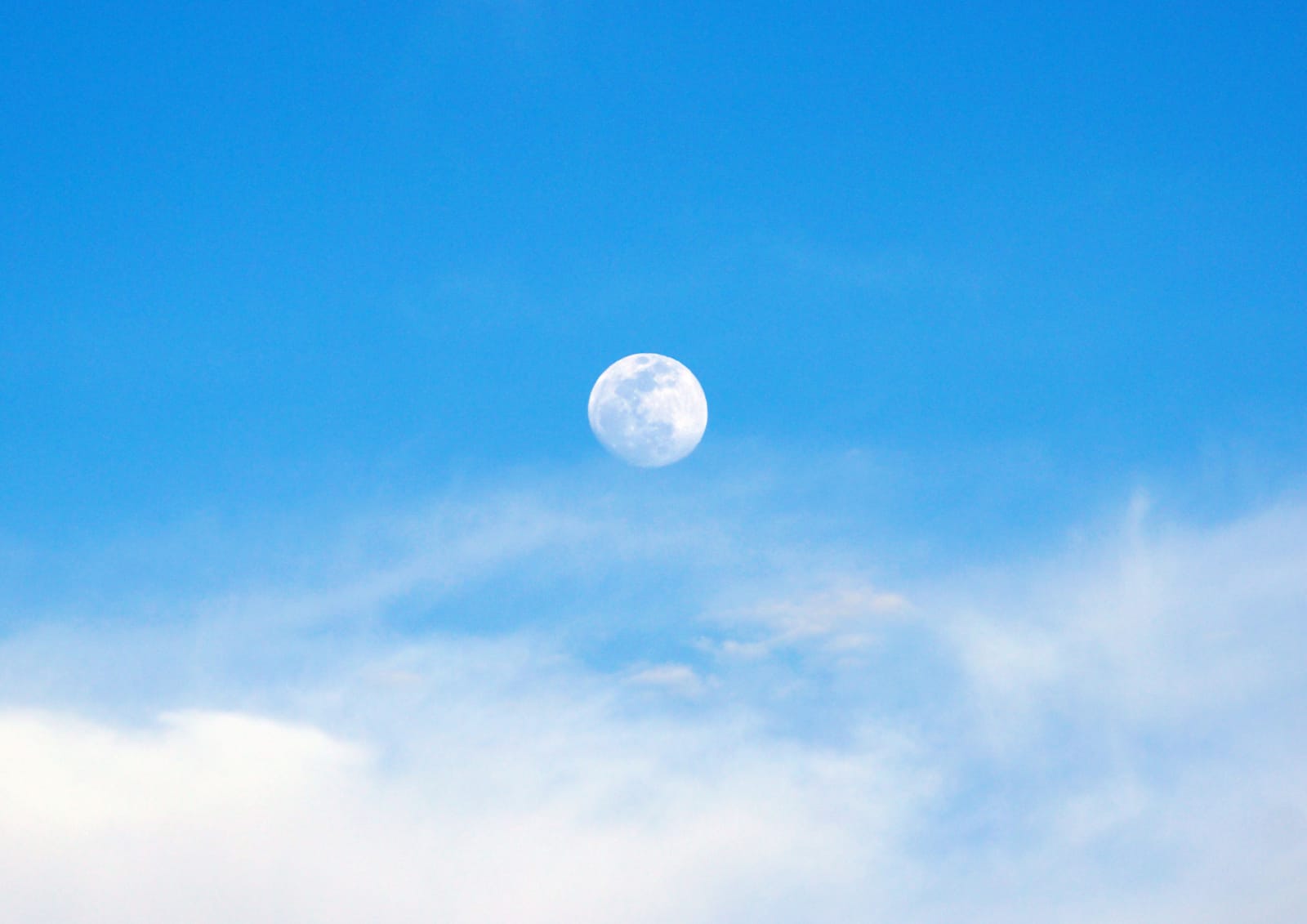 fenomena Bulan siang hari