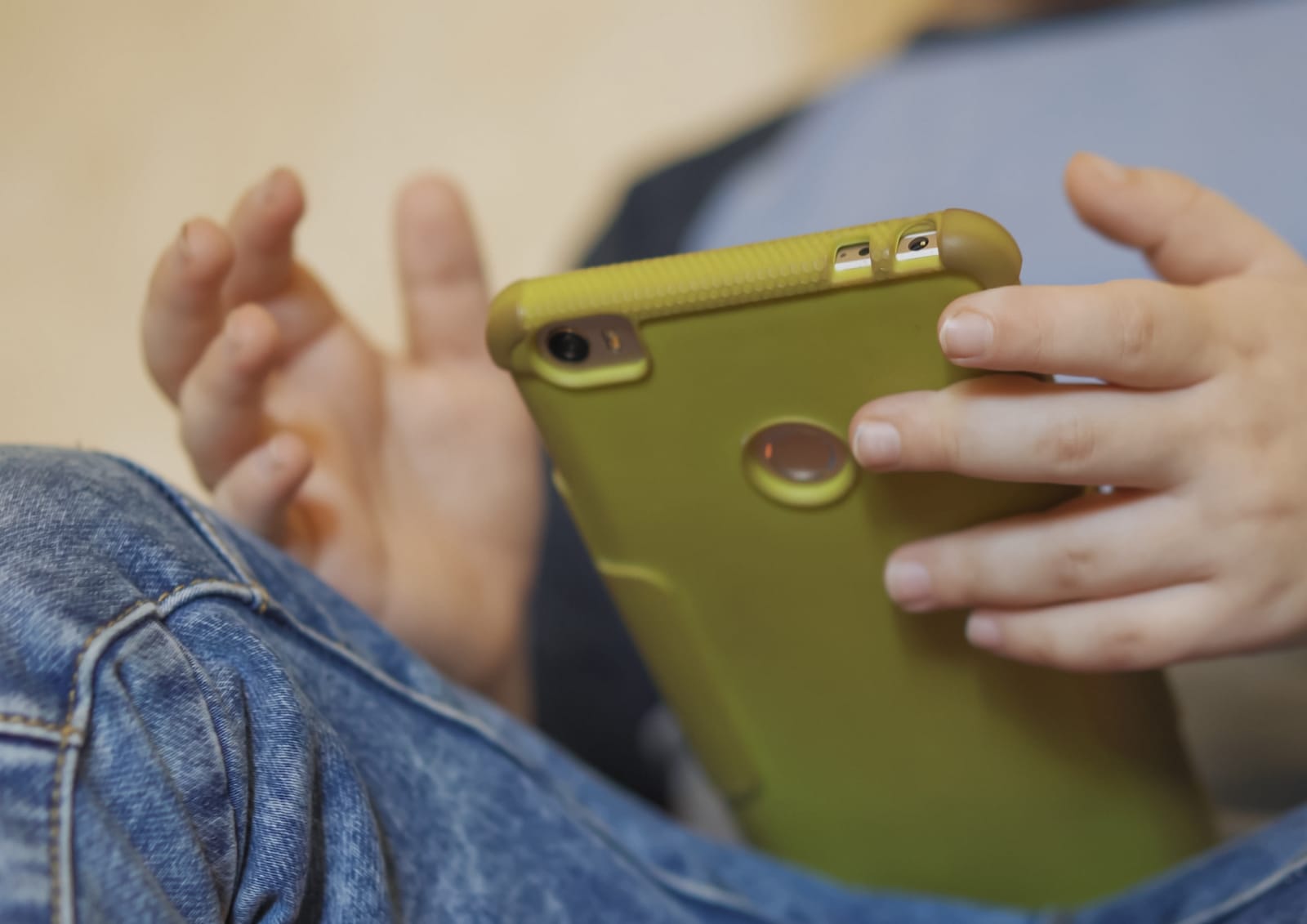 Lindungi anak dari pornografi