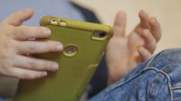 Mengenalkan Gadget pada Anak
