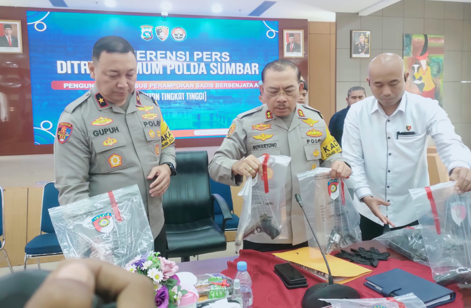 Kapolda Sumbar Irjen Pol Suharyono menunjukkan barang bukti berupa senjata api, yang dipakai oleh tersangka saat melakukan aksi sadisnya merampok. (Foto: YEYEN/SumbarFokus.com)