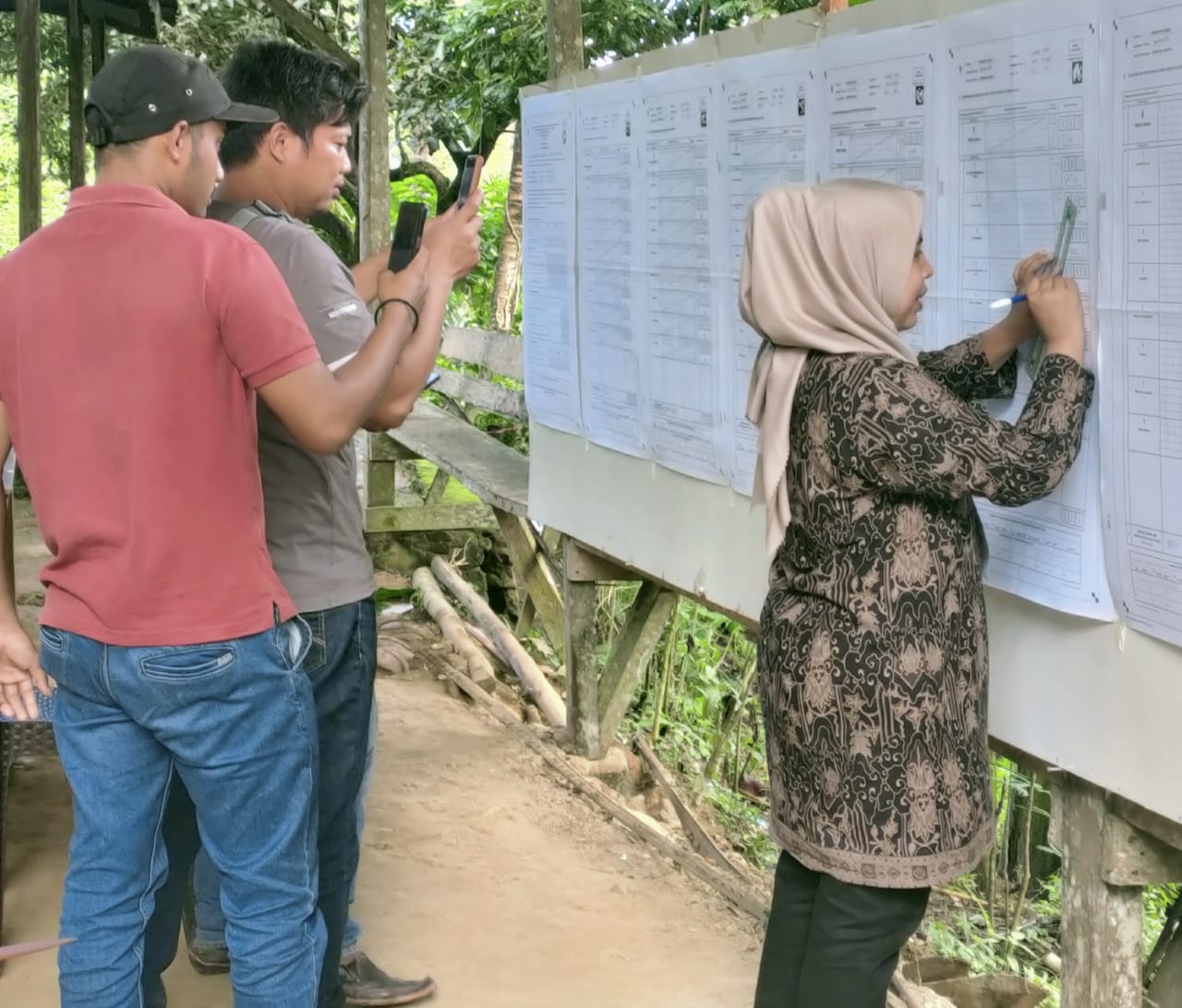 Saksi melakukan pencocokan penghitungan suara di sebuah TPS di Kota Sawahlunto. (Foto: YEYEN/SumbarFokus.com)
