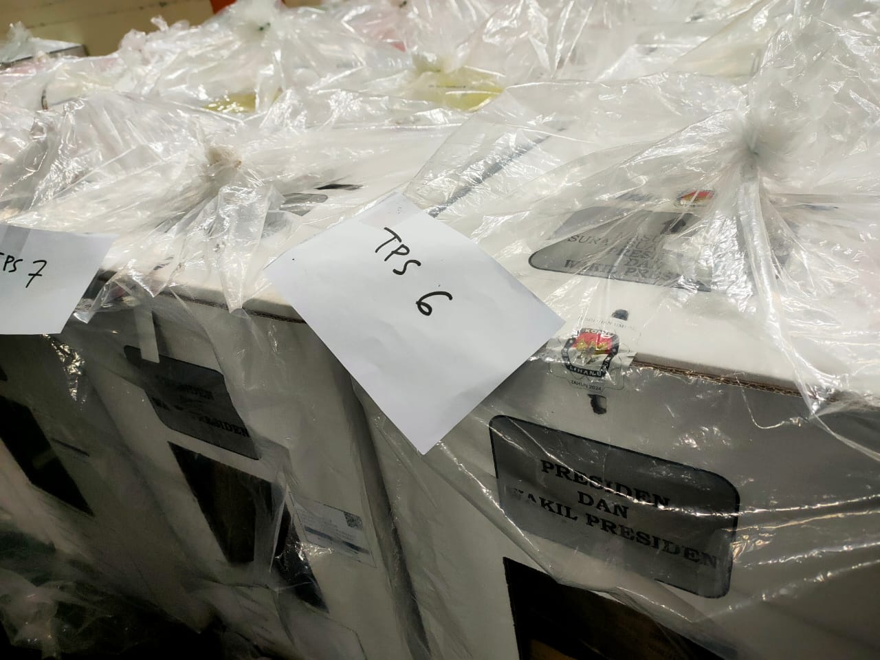 Kotak suara dari TPS 6, Desa Santur, Kecamatan Barangin, saat tiba di gudang tidak dalam keadaan dikunci kabel ties, hanya disegel. Tim Bawaslu kemudian memberi saran untuk dibuatnya berita acara dan kotak dikunci lagi dengan kabel ties. (Foto: YEYEN/SumbarFokus.com)