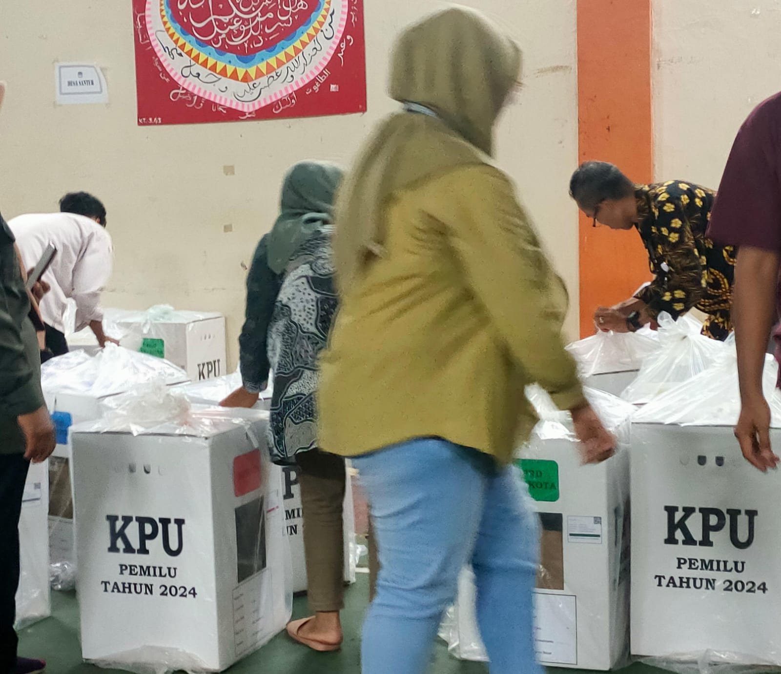 Kotak suara dimasukkan ke gudang PPK. (Foto: YEYEN/SumbarFokus.com)