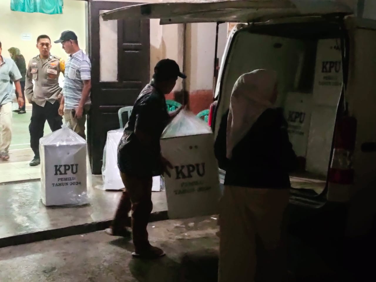 Kotak suara diturunkan ke gudang PPK. (Foto: YEYEN/SumbarFokus.com)