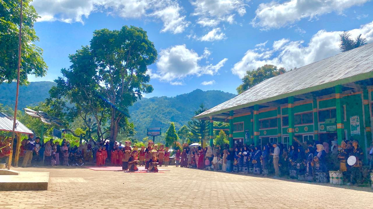 Gelaran atraksi seni tradisional menyambut tamu yang datang ke sekolah disaksikan oleh masyarakat sekitar. (Foto: SISCA OS/SumbarFokus.com)