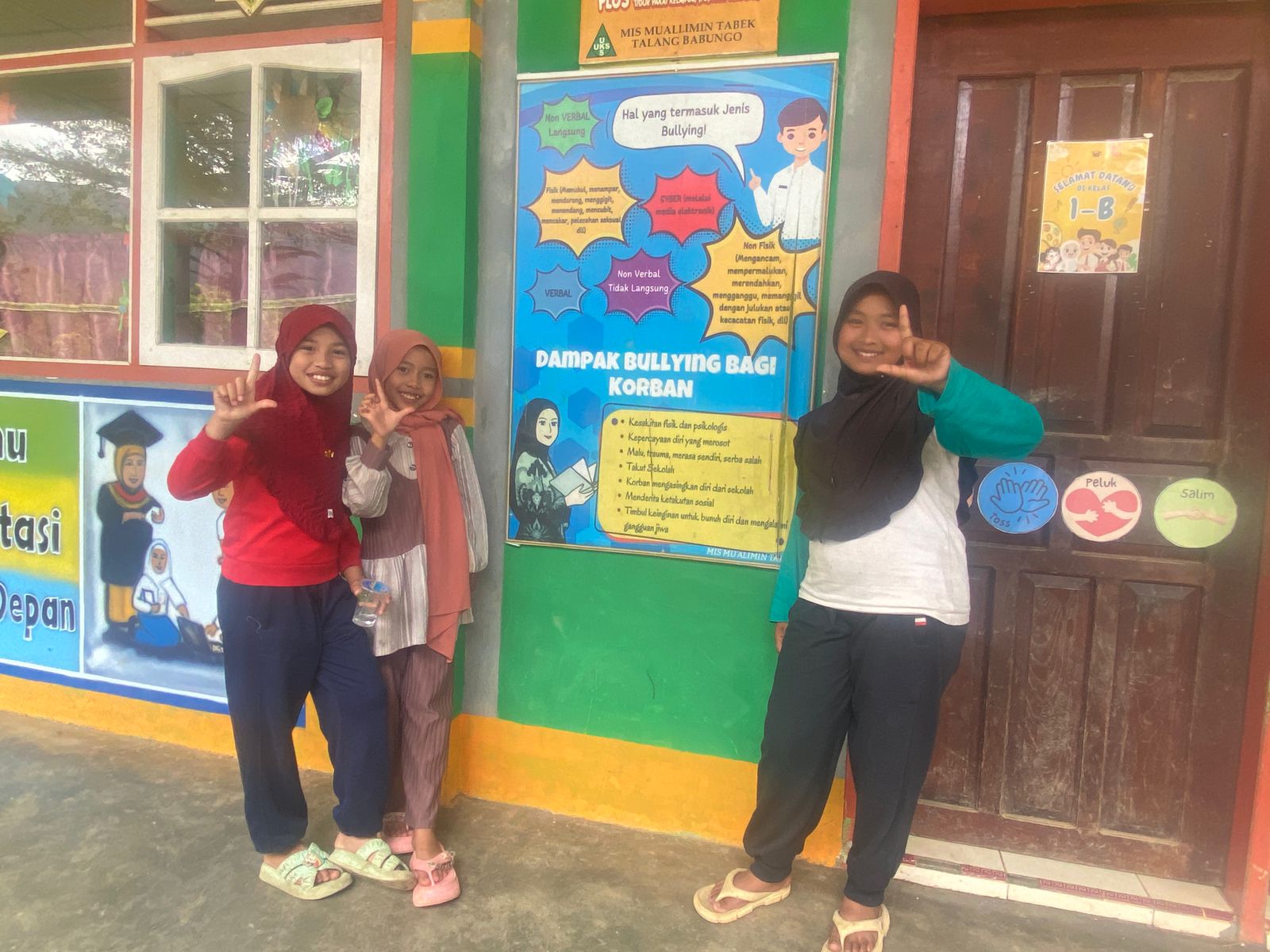 Aca (kiri), Mona (tengah), dan Salma (kanan), murid kelas 5 dan 6 pecinta pelajaran Bahasa Jepang di MIS Muallimin. Menurut mereka, belajar Bahasa Jepang di sekolah sangat menyenangkan. (Foto: SISCA OS/SumbarFokus.com)