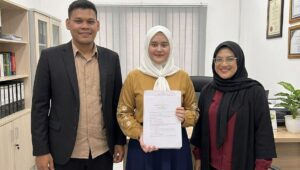 Jajaran pimpinan PT Cendekia Global Indonesia yang terdiri dari (kiri-kanan) Komisaris Yovandra, Komisaris Utama Khairunnisa Nabila, dan Direktur Intan Nabila Khaira. Ketiganya bersiap membawa Cendekia Proteksi menjadi ekosistem layanan asuransi syariah terpadu di Indonesia. (Foto: Ist./SumbarFokus.com)