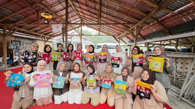 Paguyuban Ibu-Ibu Pemasyarakatan (PIPAS) Daerah Sumatera Barat ke Rumah Batik Canting Buana Kreatif di Kota Padang Panjang. (Foto: Rutan Padang Panjang/SumbarFokus.com)